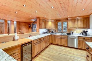 Luxe Smoky Mountains Cabin with Hot Tub and Views! - Waynesville - 4