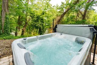 Riverside Tiny Cabin w Hot Tub, Fire Pit, & Kayaks - 8