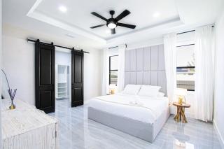 Luxurious Waterfront Home with Heated Pool and Jacuzzi - Cape Coral - 6