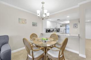 Stylish condo across from South Beach - 5