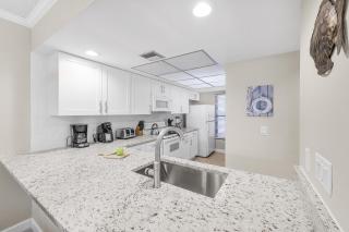 Stylish condo across from South Beach - 2