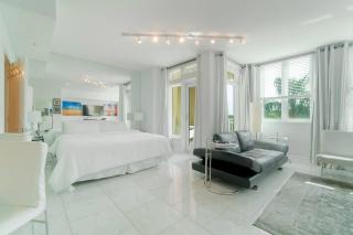 The Beachy Blues Suite - Casa Costa 308S Studio, Pools, Jacuzzi, Beach, Shops & Dog Friendly - Boynton Beach - 9