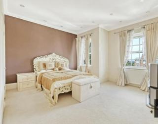Luxury 7-bedroom Manor Road - Chigwell - 2