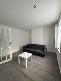 Self-Hosted entire modern 3BR House with private rear garden & excellent transport links - Northolt - 6