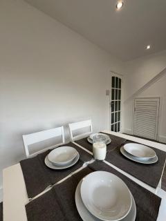 Self-Hosted entire modern 3BR House with private rear garden & excellent transport links - Northolt - 8