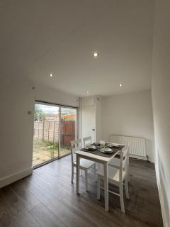 Self-Hosted entire modern 3BR House with private rear garden & excellent transport links - Northolt - 9