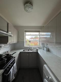 Self-Hosted entire modern 3BR House with private rear garden & excellent transport links - Northolt - 4