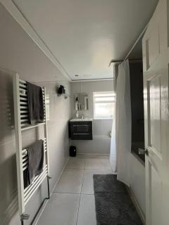 Self-Hosted entire modern 3BR House with private rear garden & excellent transport links - Northolt - 1