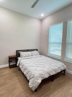 Spacious townhome by the heights - 4