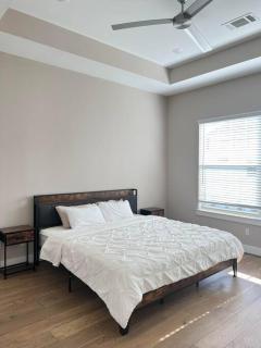 Spacious townhome by the heights - 2