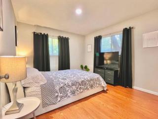 KING SUITE 2BR Home w FAST WiFi, & WFH Desk - 6