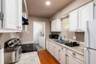 KING SUITE 2BR Home w FAST WiFi, & WFH Desk - San Antonio - 4