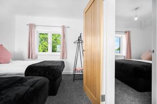 Family Contractors 3 bed house free parking sleeps7 - 3