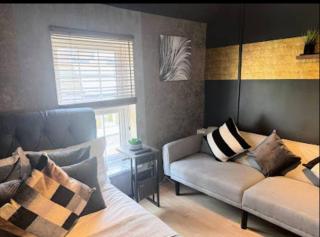 Luxury Town Center Studio Flat with Free Parking - 7