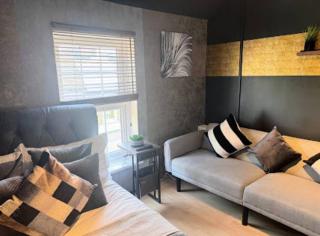 Luxury Town Center Studio Flat with Free Parking - 5