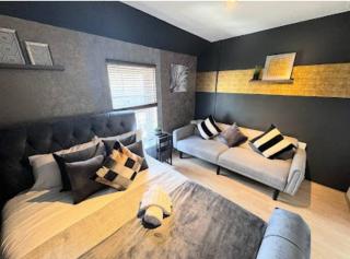 Luxury Town Center Studio Flat with Free Parking - 4