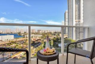 Luxury Bayfront Studio with Balcony Amazing Pool - Sunny Isles Beach - 3