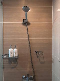 Stylish 1BR Units near Mitsukoshi and Uptown Mall in the Heart of BGC - Manila - 4