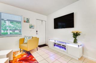 2 Mi to Dtwn Hollywood Vibrant Pet-Friendly Condo - Hallandale Beach - 4