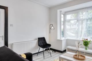Full House, Massage Mattresses, Sleeps 6 guests, Free wifi, Free Parking, Free Netflix, Smart TV - Manchester - 8