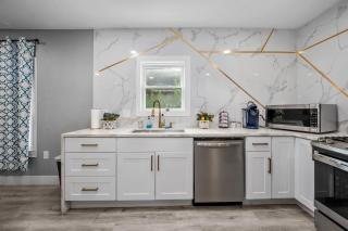 Modern & Spacious 3BR Retreat on Prime Location - 8