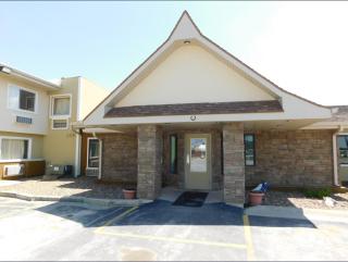 Days Inn by Wyndham West Branch Iowa City Area - West Branch - 0