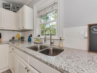 Uptown CLT Bungalow - 2 miles from BoA Stadium - Charlotte - 7