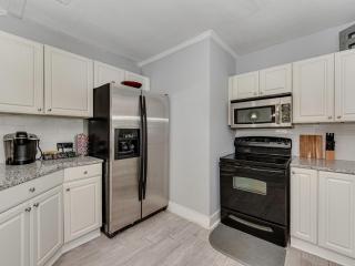 Uptown CLT Bungalow - 2 miles from BoA Stadium - Charlotte - 5