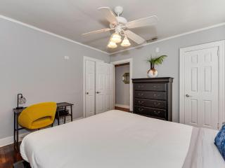 Uptown CLT Bungalow - 2 miles from BoA Stadium - Charlotte - 3