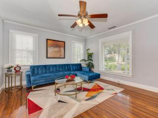 Uptown CLT Bungalow - 2 miles from BoA Stadium - Charlotte - 2