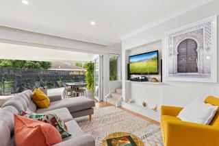 4-Bed Coastal Family Vacation Haven with Garden - 8