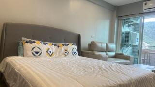 Patong Vacation Rentals - Located in the Heart of Patong, Studio Apartments walking distance to the beach, King Bed, Kitchen, Private Bathroom, Seating Area, 65" Smart TV with Free WIFI - Patong - 8