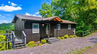 Wolfpack Retreat - Newly Renovated - 3 Bedroom Cabin - With A Lake and Mountain View - 0