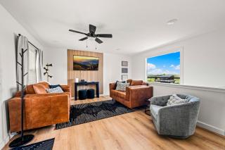 Wolfpack Retreat - Newly Renovated - 3 Bedroom Cabin - With A Lake and Mountain View - 4