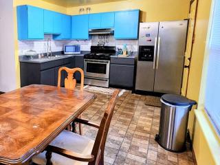 Retro 2 BR Home 6 mins to United Center with Parking - 5