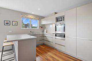 Modern 2-Bedroom Oasis Just Steps from the Beach - Christchurch - 6