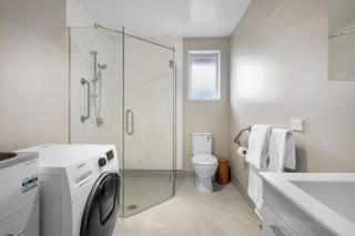 Modern 2-Bedroom Oasis Just Steps from the Beach - Christchurch - 3