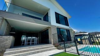 The Black Swan Lakehouse - waterfront pool - 5