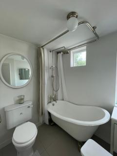 Willow House, Georgian Property in Shepperton, Double-Bed with Living Room, Bathroom and Utility Room available - 1