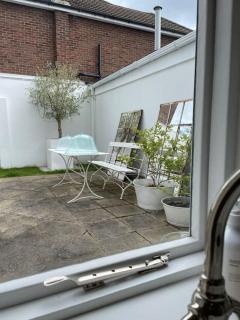 Willow House, Georgian Property in Shepperton, Double-Bed with Living Room, Bathroom and Utility Room available - 3