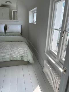 Double-Bed Bedroom, Living Room and Kitchenette, private Bathroom and Utility Room available at Willow House, Shepperton - 6