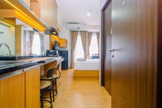 Comfort and Best Deal Studio Room Transpark Cibubur Apartment By Travelio - Depok - 6