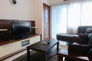Spacious 2BR Apartment at Galeri Ciumbuleuit 1 By Travelio - Bandung - 2