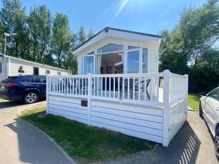 Spacious 4 Berth Lodge With Wi-Fi Decking At Broadland Sands Ref 20055Sv - 8