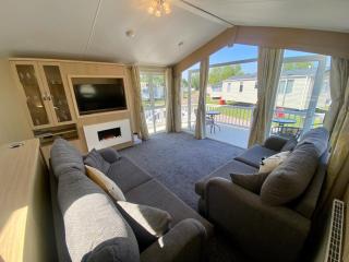 Spacious 4 Berth Lodge With Wi-Fi Decking At Broadland Sands Ref 20055Sv - Hopton on Sea - 5