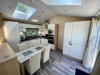 Spacious 4 Berth Lodge With Wi-Fi Decking At Broadland Sands Ref 20055Sv - 1