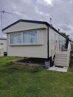 Lovely 6 Berth Caravan With Side Decking On Pakefield Holiday Park Ref 68032B - 9