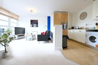 Large Flat for Business & Relocators Free Parking & Promotion! - Farnborough - 1