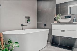 Luxurious Hobart Holiday Home with Stunning Bay Views - Affordable, Family-Friendly, and Stylish - Sorell - 4