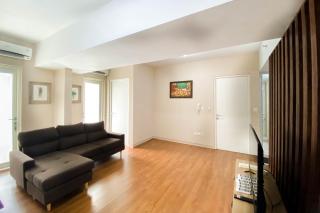 Comfort and Elegant 4BR Combined at Springlake Summarecon Bekasi Apartment By Travelio - Bekasi - 1